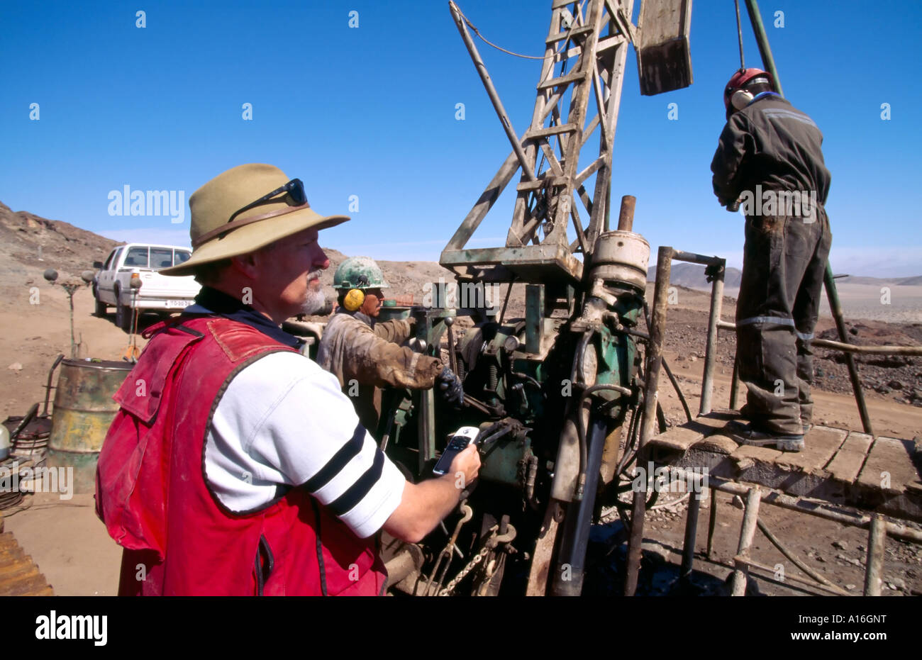 Bohrer-Crew mit ihrer Rig im Bergbau Camp Atacama Wüste Chile Stockfoto