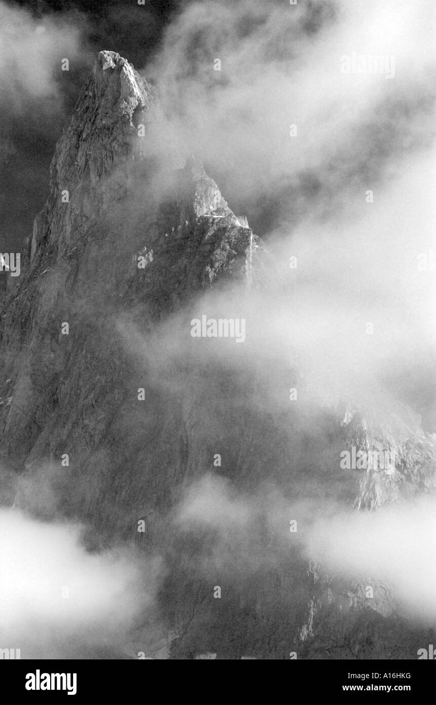 Cloud-clearing von der Turmspitze der Aiguille Noire de Peuteret in den italienischen Alpen Stockfoto