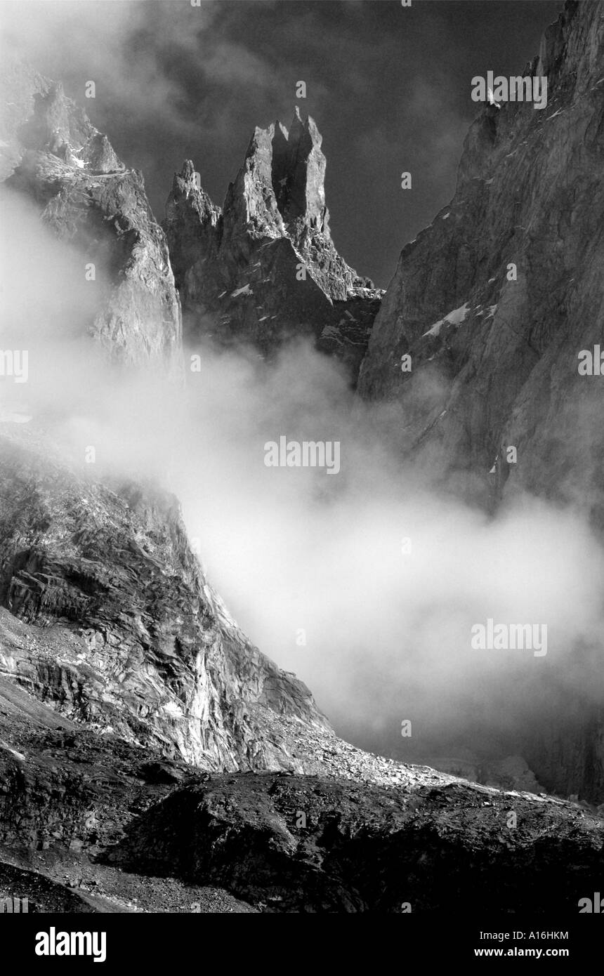 Cloud-clearing von den Twin Towers von Les Dames Anglaises auf Peuteret Arete in den italienischen Alpen Stockfoto