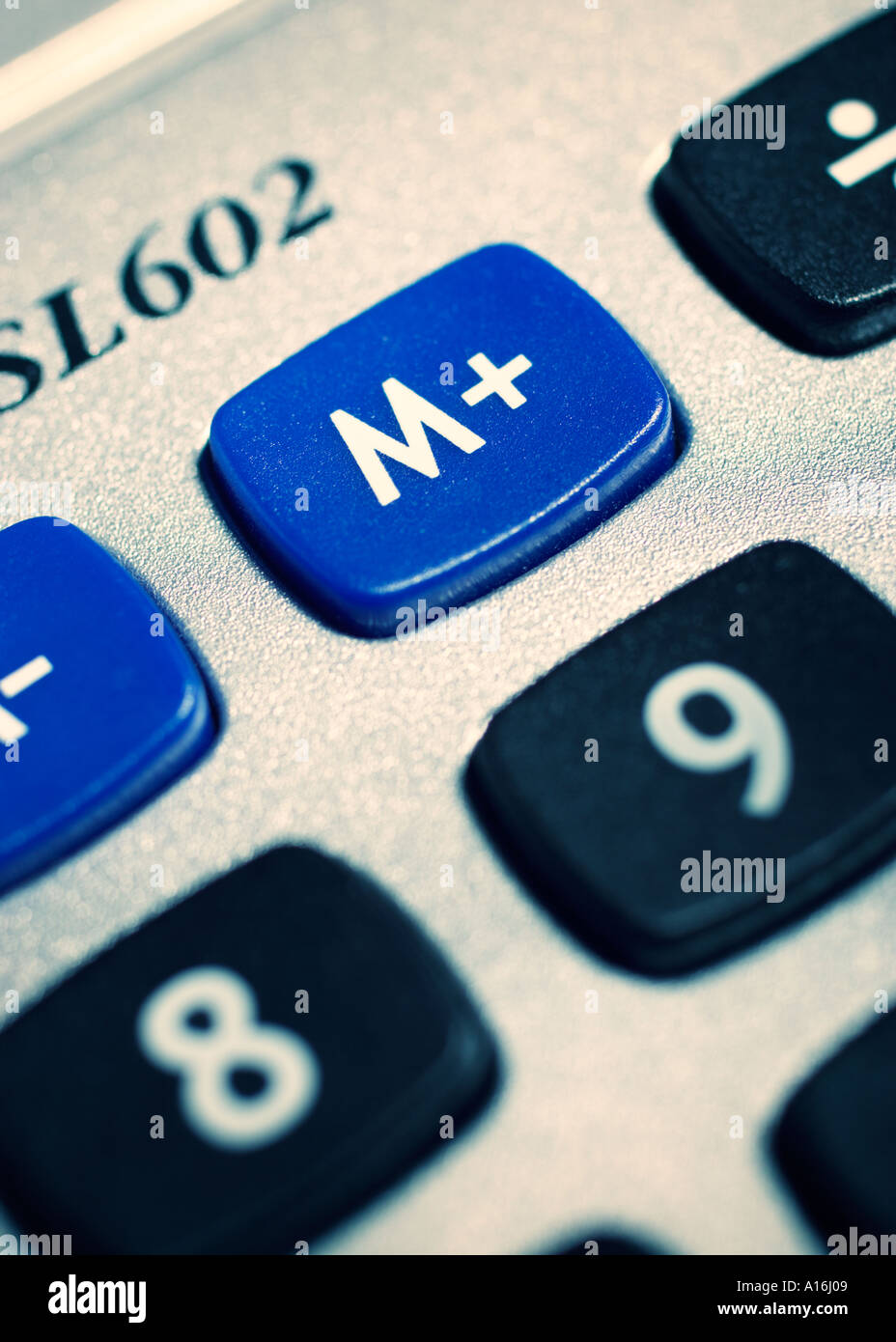 Schreibtisch-Rechner Tastatur mit Fokus auf Speicher plus -Taste Stockfoto