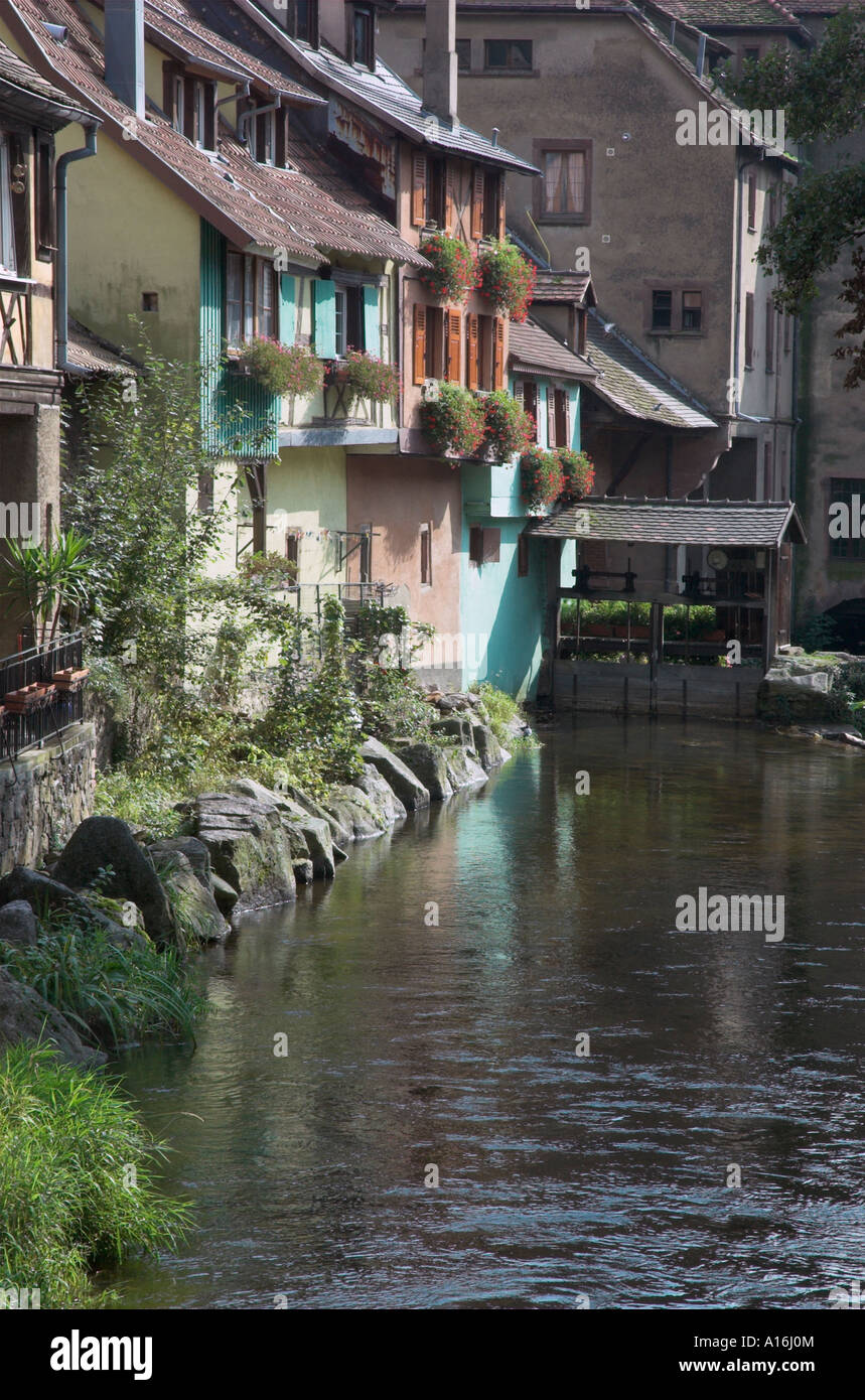 Häuser am Fluss in der Stadt von Kayserberg Alsace Stockfoto