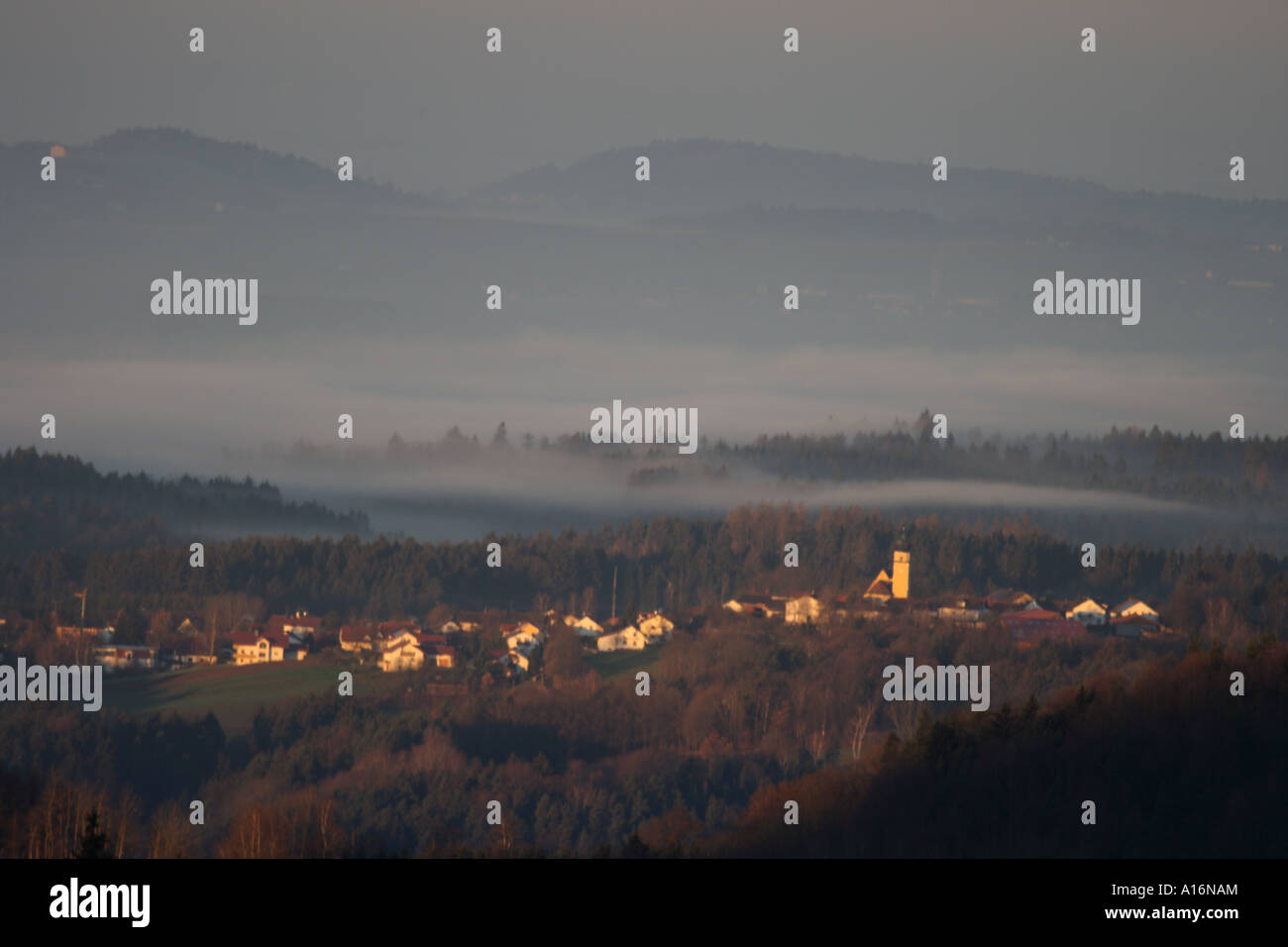 Dorf mit dem Namen Berg, Landkreis Deggendorf, nebligen Morgen im Herbst, Bayerischer Wald, Bayern, Deutschland. Foto: Willy Matheisl Stockfoto