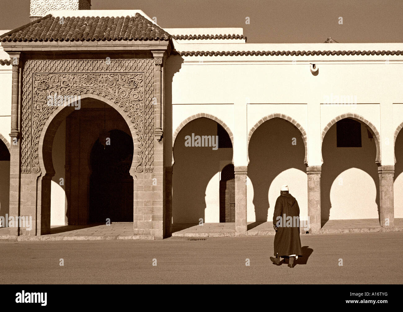 Sepia getönten Bild eines Mannes mit traditioneller Kleidung und der königliche Palast in Rabat Marokko Stockfoto