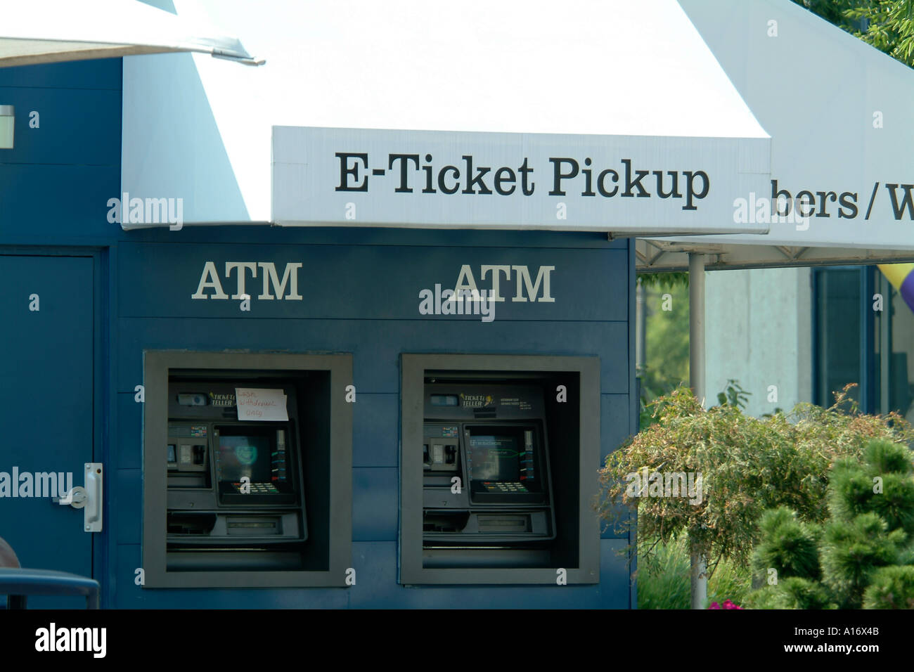 E-Ticket-Pickup und Geldautomaten Stockfoto