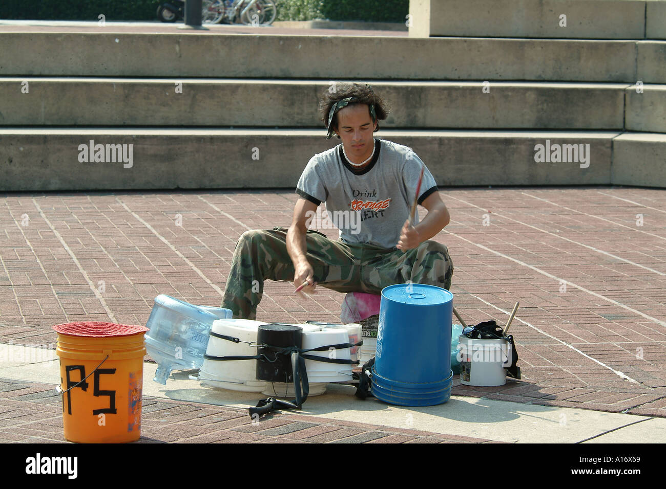 Straßenmusik Kunststoff Eimer Töpfe und Pfannen Schlagzeug Baltimore  Maryland USA Stockfotografie - Alamy