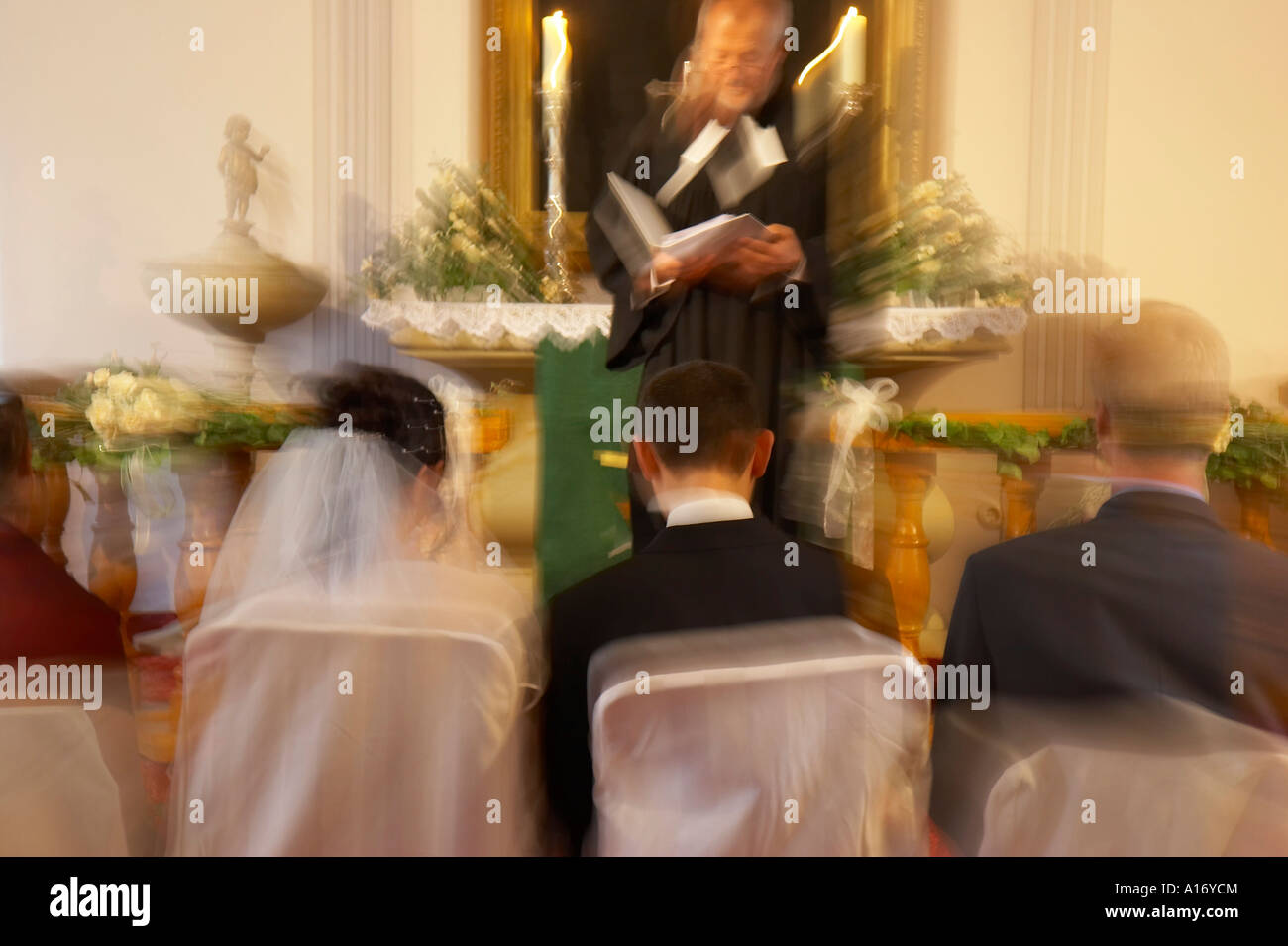 Hochzeit in der Kirche Stockfoto