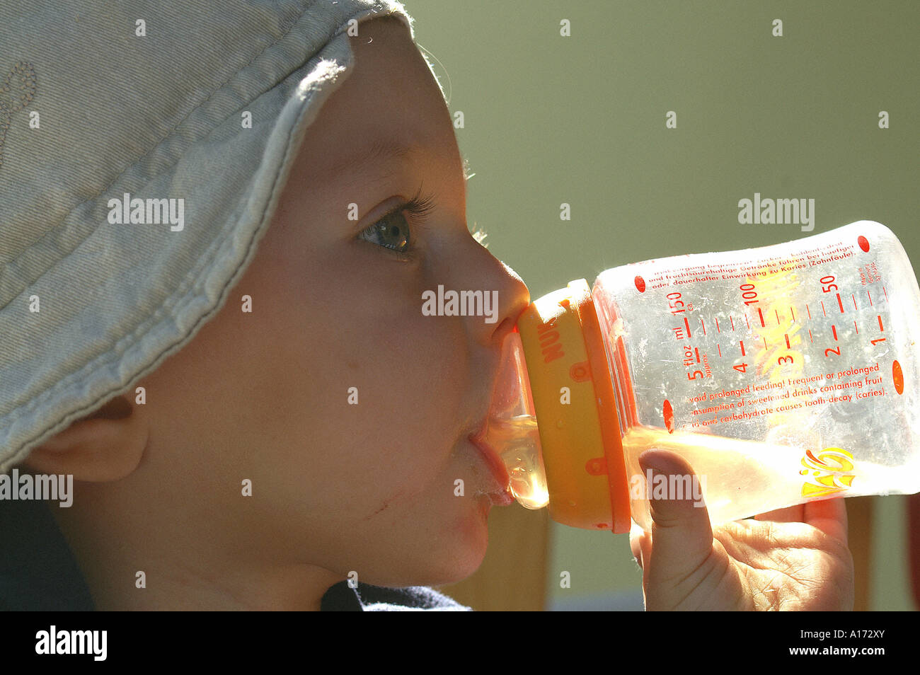 Kind mit der Flasche Stockfoto