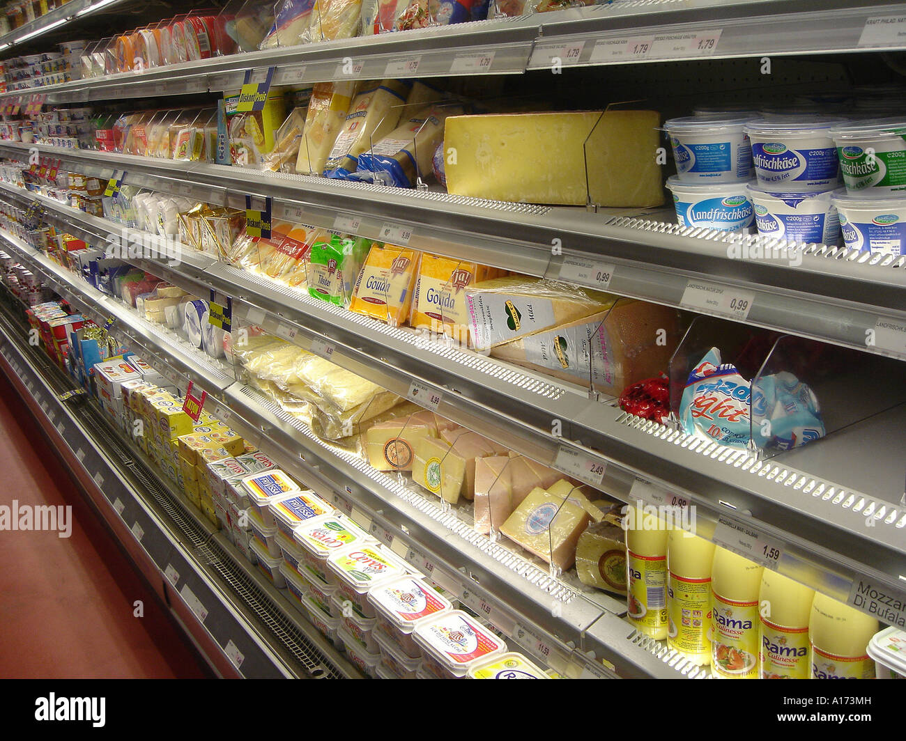 Regal im Supermarkt Stockfoto