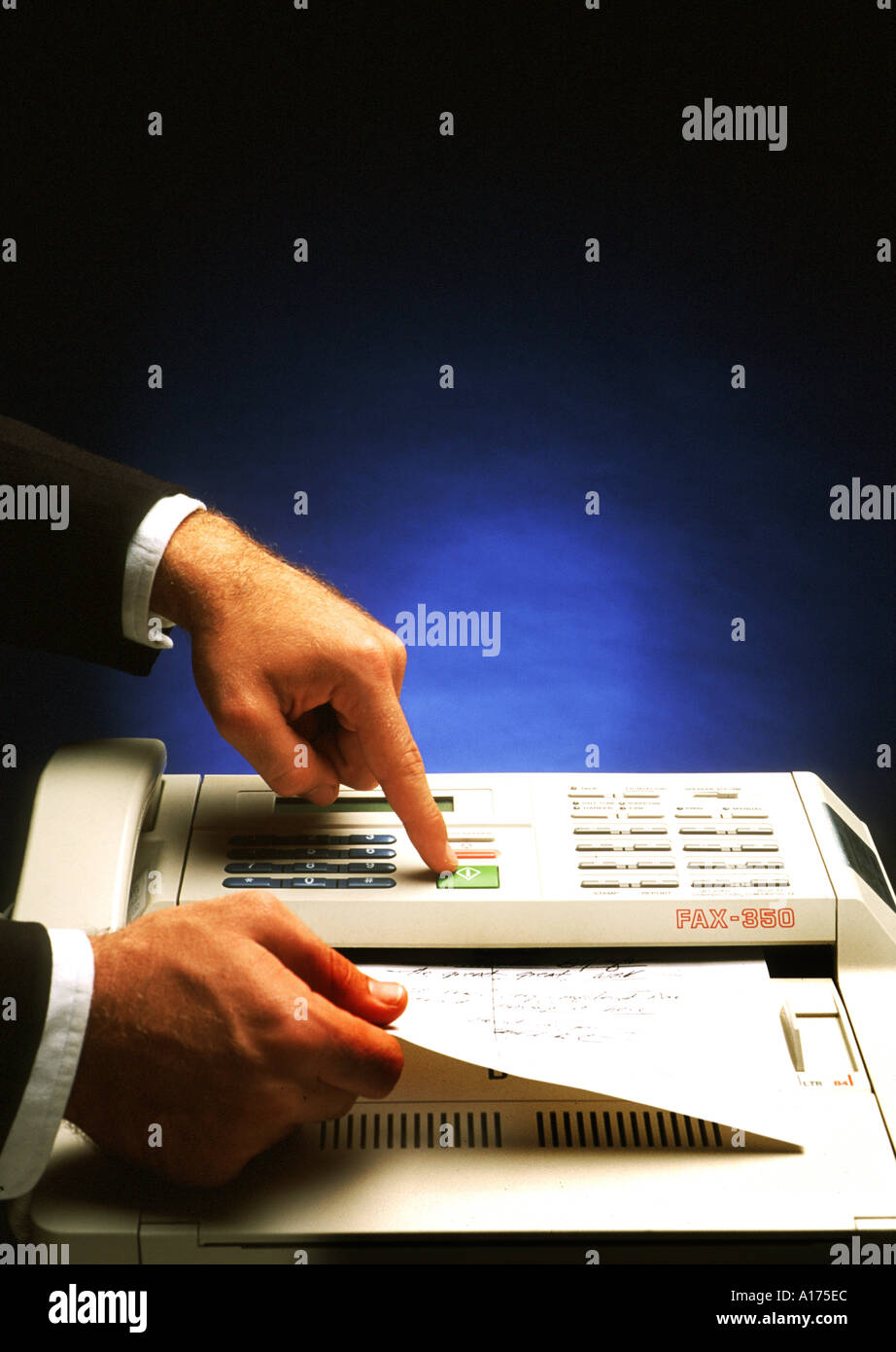 Abstrakte Geschäftsmann Faxen von Dokumenten Stockfoto