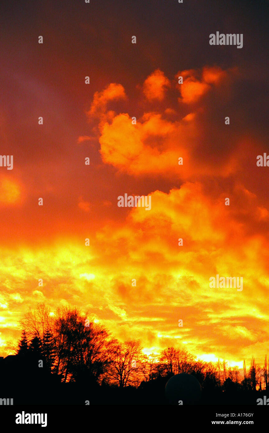 Cloud-Landschaft mit Sonnenuntergang und sunset glow Stockfoto