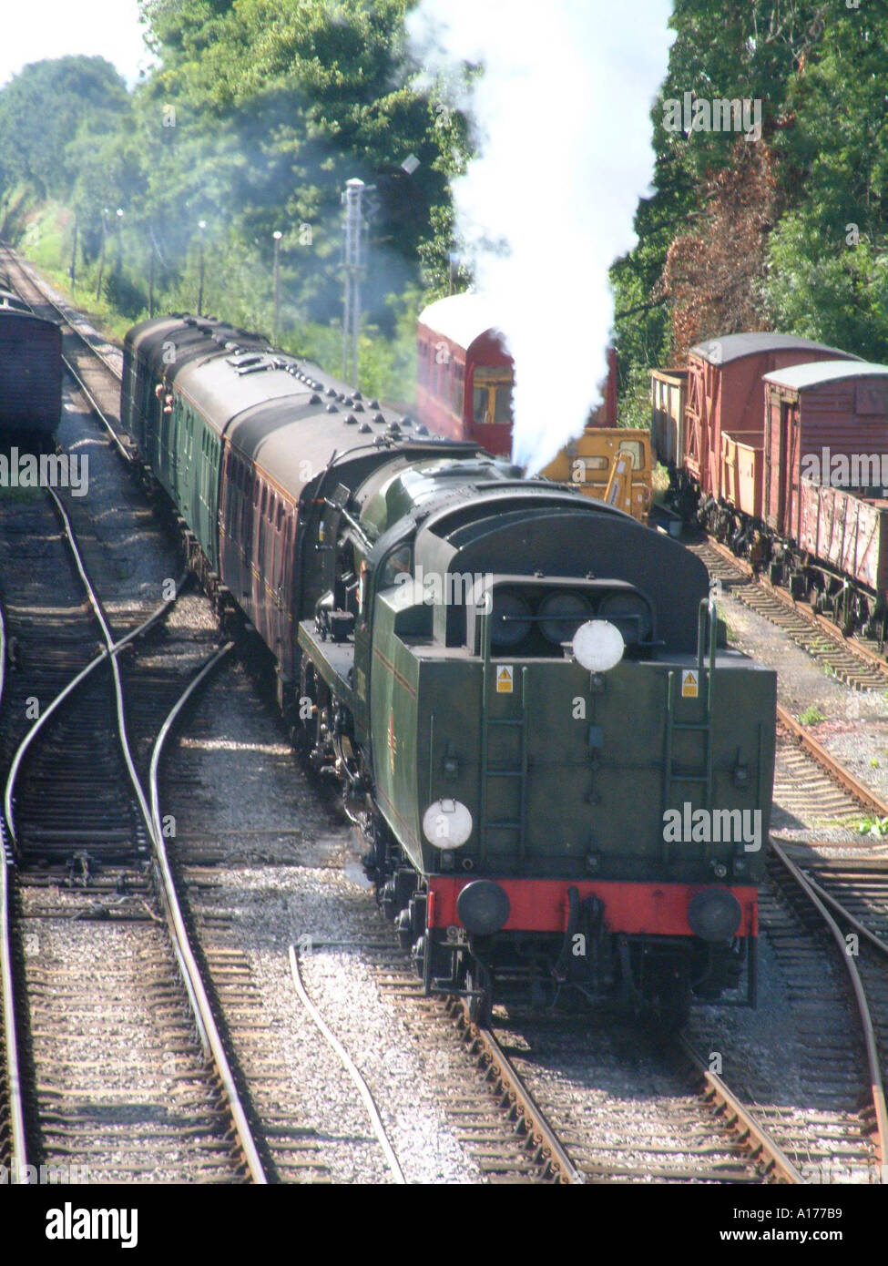 Steam Train Coming den Hügel hinauf in Richtung Medstead-Station auf der Brunnenkresse-Linie Stockfoto