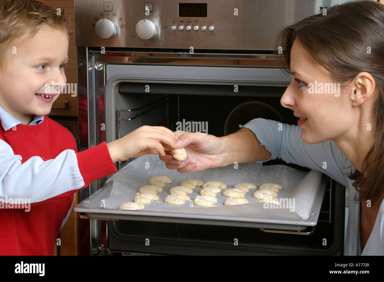 Frau und Kind Kekse backen Stockfoto