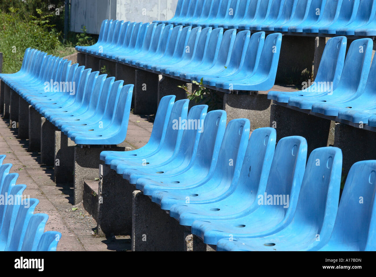 Sitze in einem Stadion Stockfoto