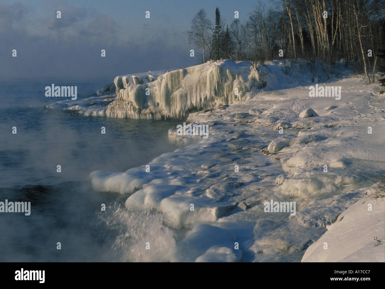 Kalter Morgen am Lake Superior in Temperance River State Park MN Stockfoto