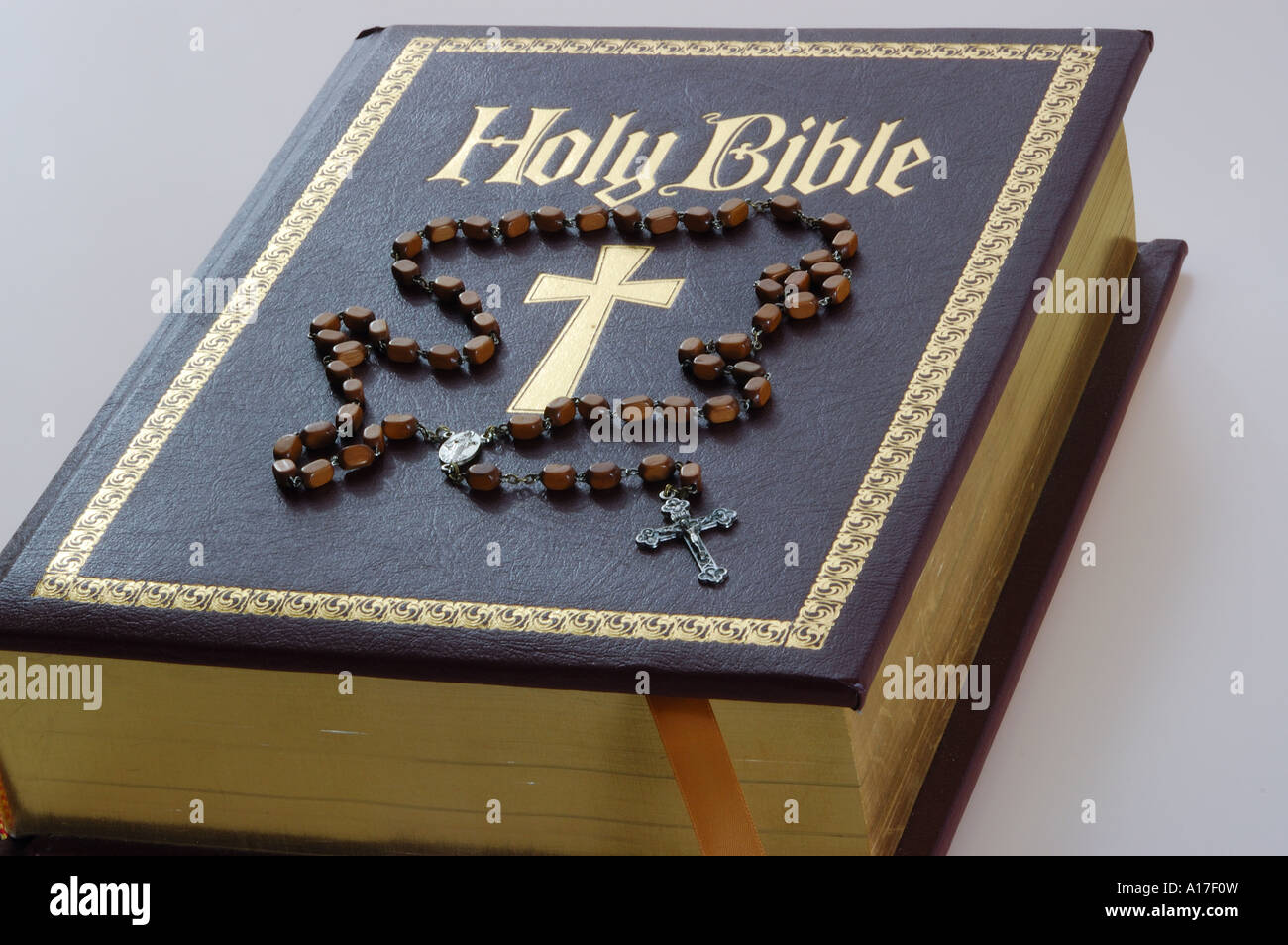 Neue katholische Bibel mit Goldkreuz und Rosenkranz-Gebet Stockfoto