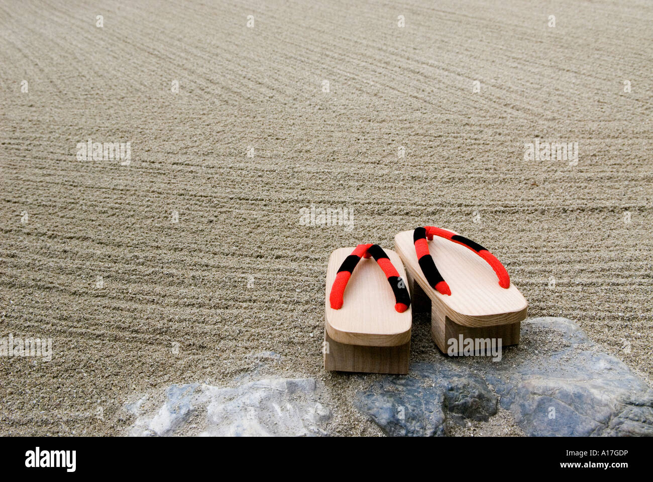 Ein paar Geta in einem Zengarten in Kyoto Japan Stockfoto