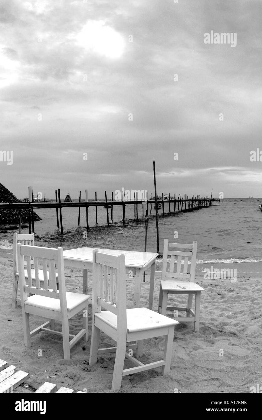 Weiße Stühle am Strand in Thailand. Stockfoto