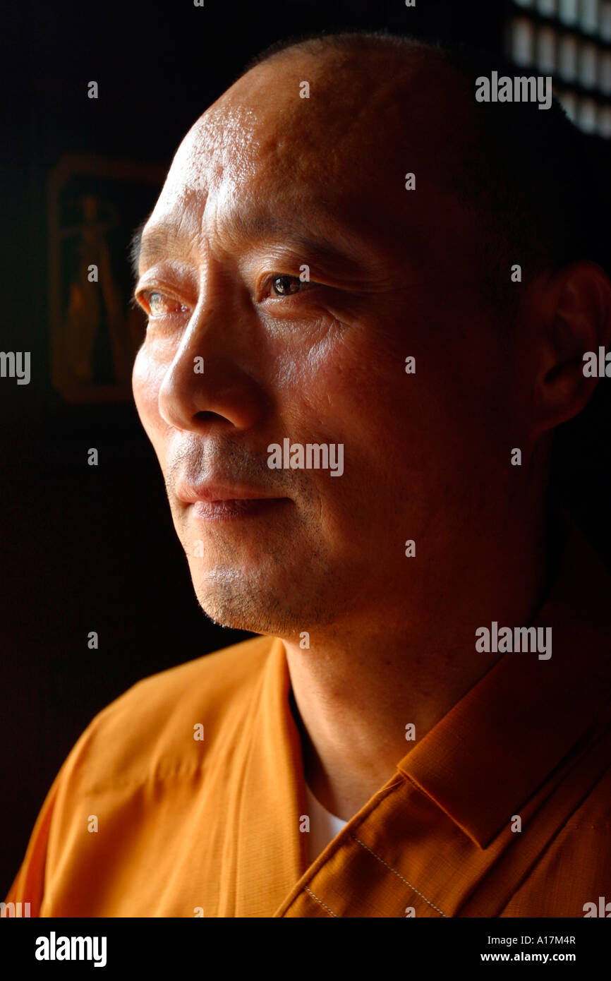 Ein buddhistischer Mönch meditiert in einem Tempel in China. Stockfoto