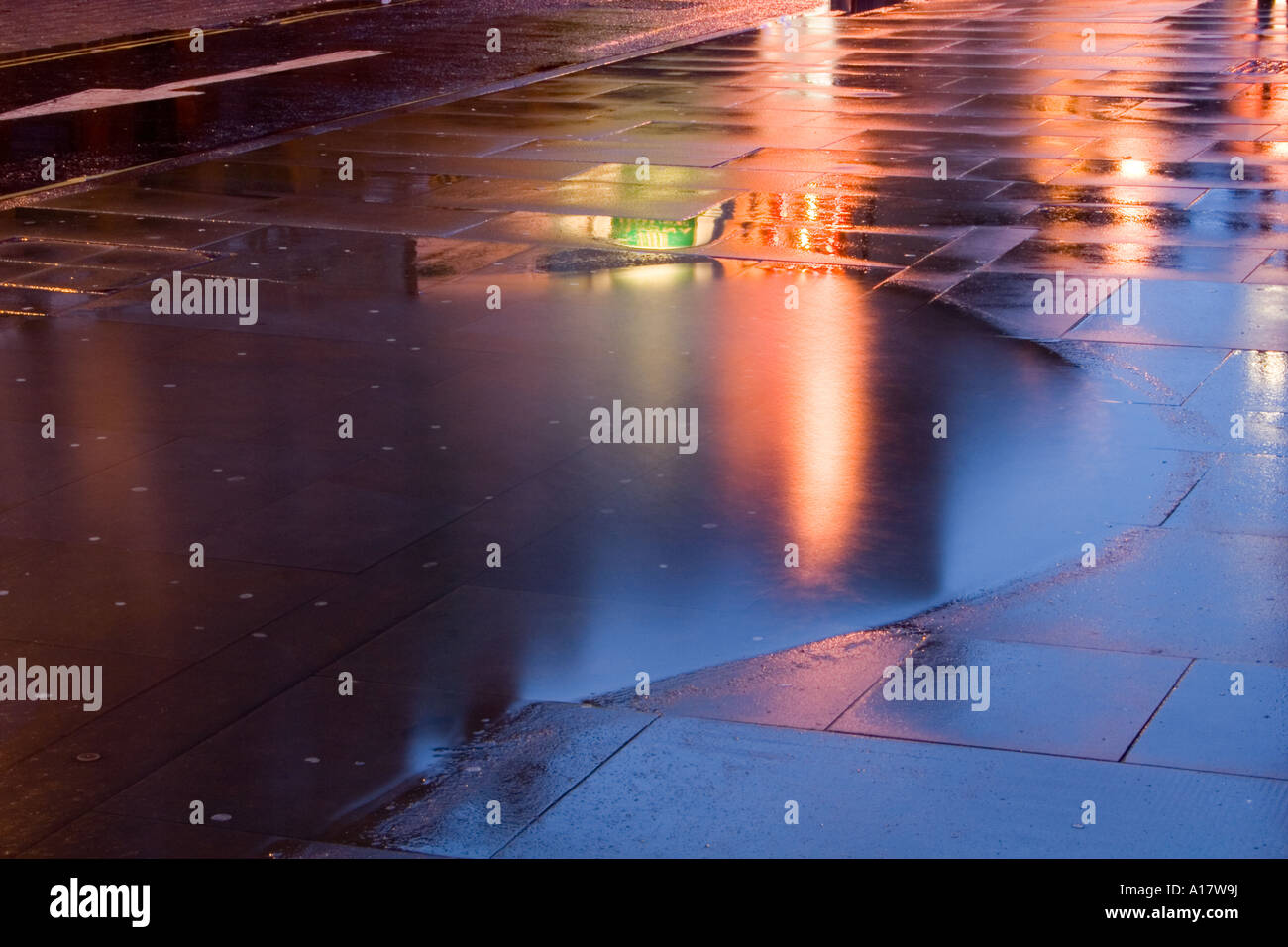 Bunte abstrakte Überlegungen erstellt von Straße und Fahrzeuge Lichter im Wasser an einem regnerischen Abend in Perth, Großbritannien Stockfoto