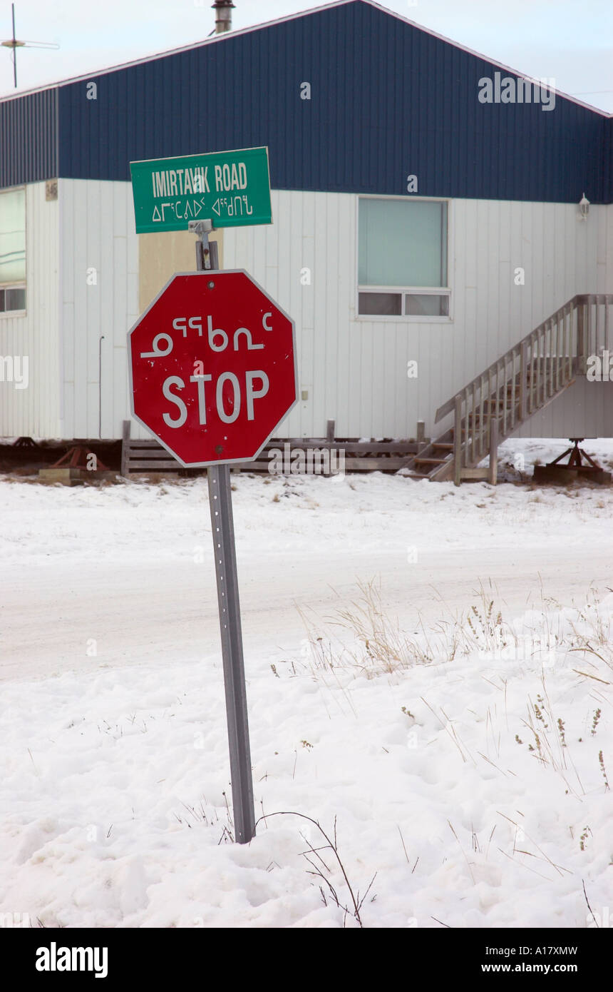 Eine rote Stop und Straße unterzeichnen in Englisch und Inuktituk in der Arktis Dorf Kuujjuaq Stockfoto