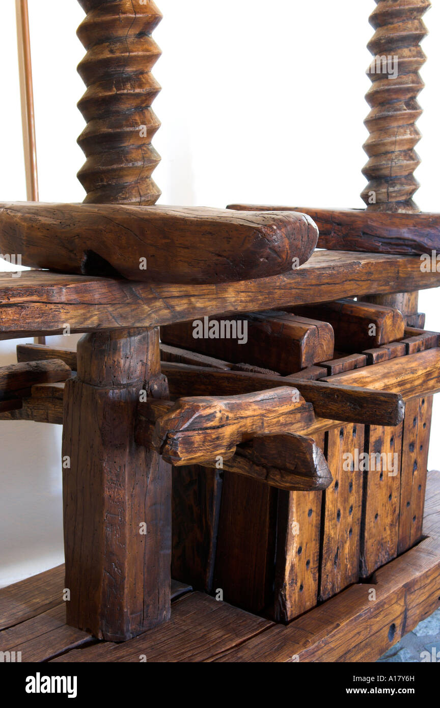 Drücken Sie die Taste Nahaufnahme Detail Threads auf alten hölzernen Wein in den Kellern der Moraitis Winery Insel Paros Griechenland Stockfoto