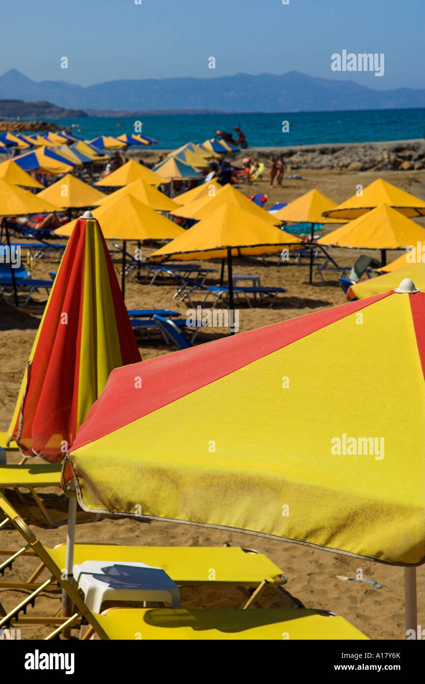 Gelbe und rote Sonnenschirme bei Kato Gouves Kreta Griechenland Stockfoto