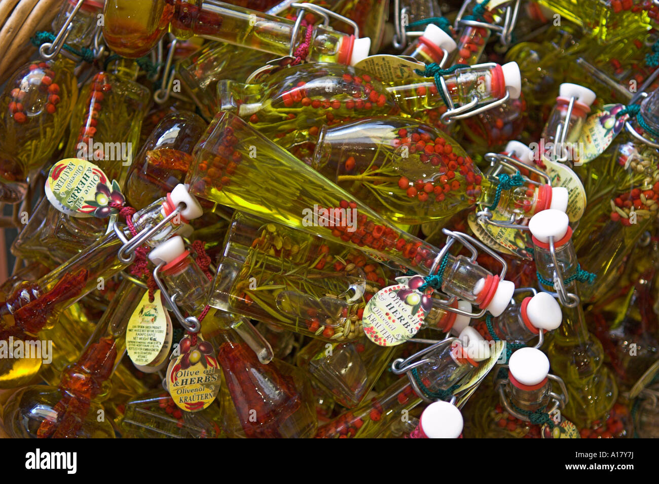 Dekorative Flaschen Olivenöl mit Kräutern auf dem display Stockfoto