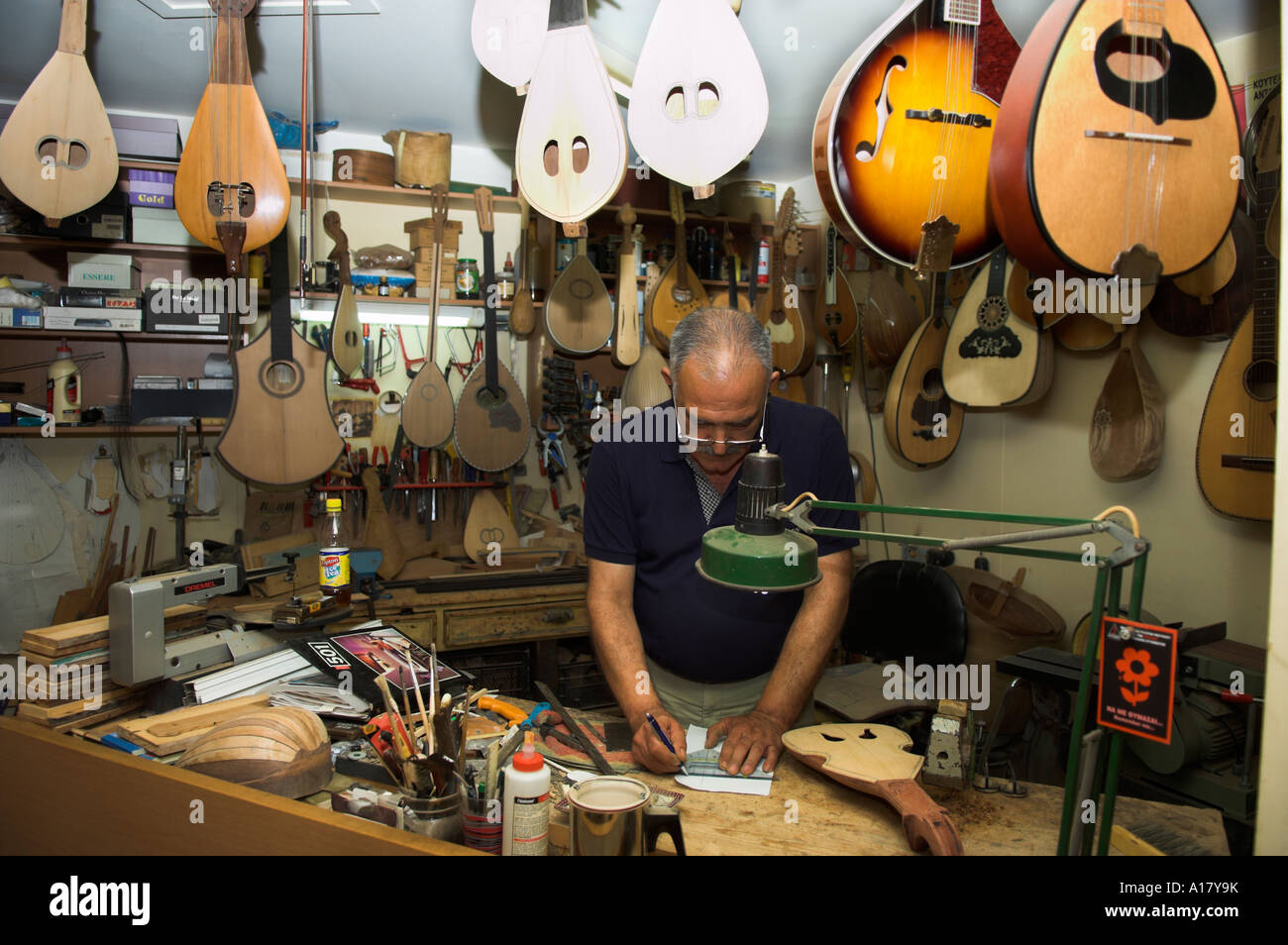 Zeichenfolge, die Instrumentenbauer Handwerker E Katsantonis in Werkstatt Rethymnon Kreta Griechenland Stockfoto