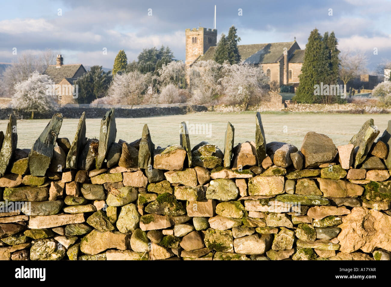 Englische Dorfkirche in Frostwetter, Bampton Grange, Cumbria, England Stockfoto