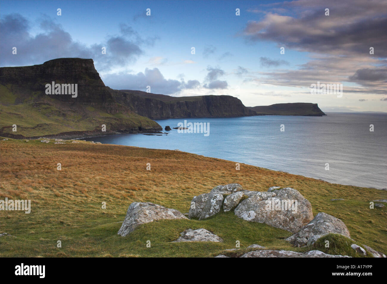 horizontale Landschaftsfoto des Sonnenuntergangs an Moonen Bucht in der Nähe von landschaftlich Punkt auf der Insel von Sky in Schottland Stockfoto