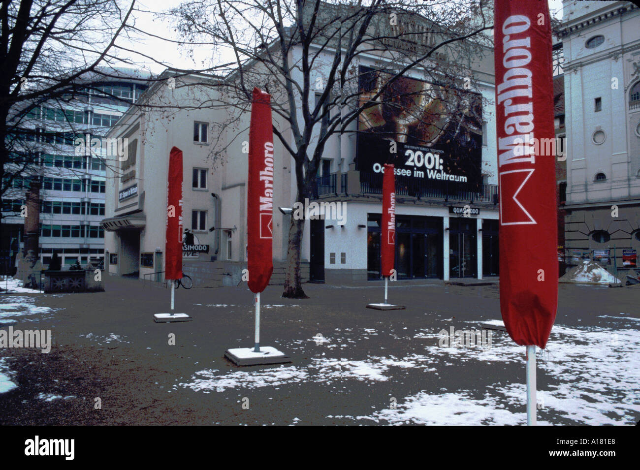 Sonnenschirme am Essbereich im Freien im Winter Berlin Deutschland Stockfoto