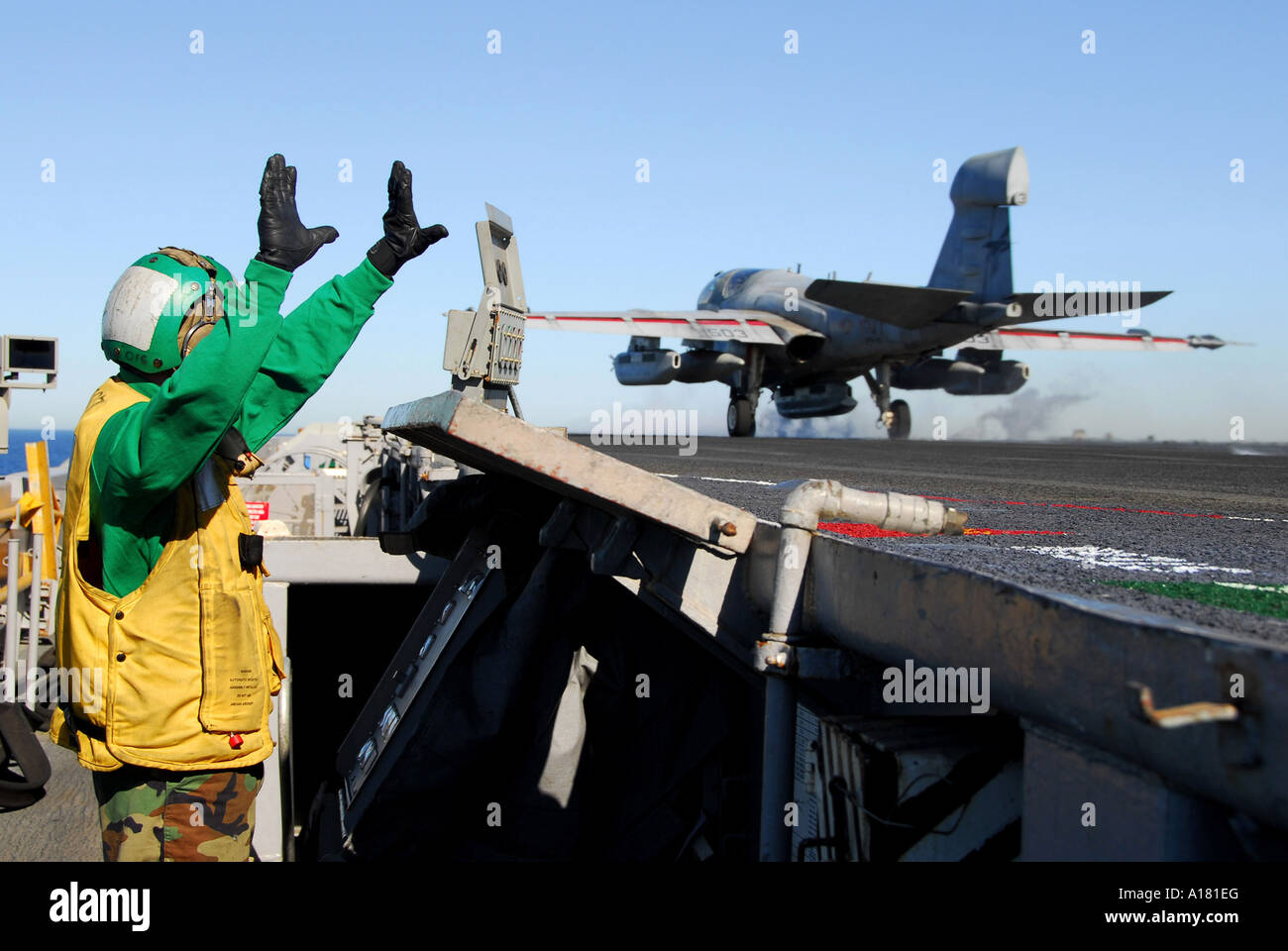 Eine EA-6 b Prowler startet aus dem Flugdeck an Bord der nuklear angetriebene Flugzeugträger USS Nimitz Stockfoto