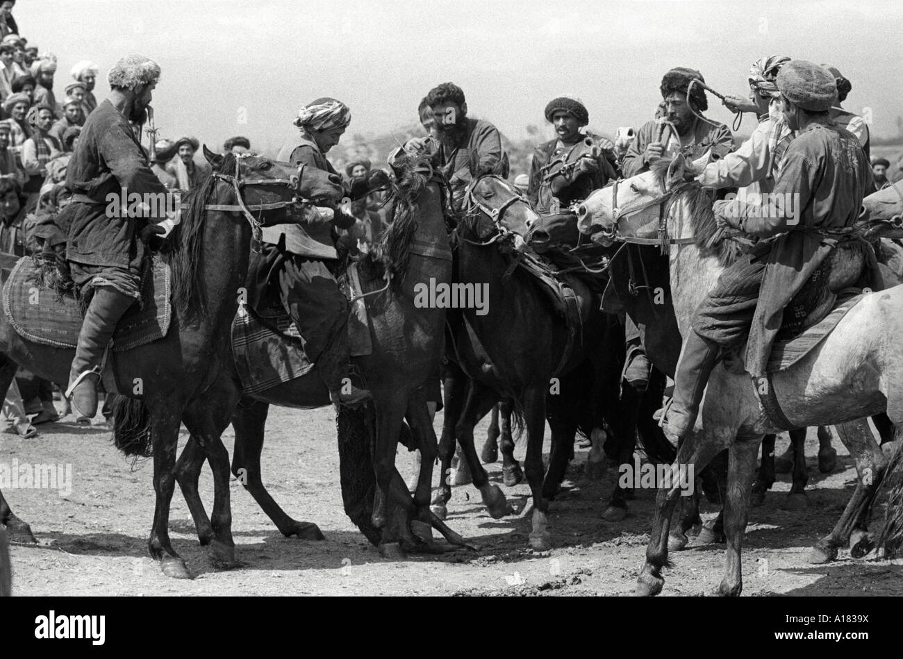 B/W von Afghani Horsemen, die ihr traditionelles Spiel von Buskashi spielen. Afghanistan Stockfoto