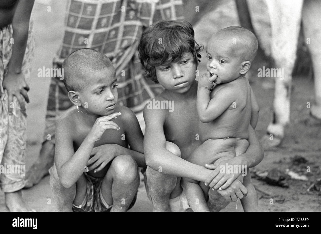 B/W von Kindern, die aus ihrem Dorf gerettet wurden, abgeschnitten von steigenden Hochwasserwassern. Nr. Khulna, Bangladesch Stockfoto