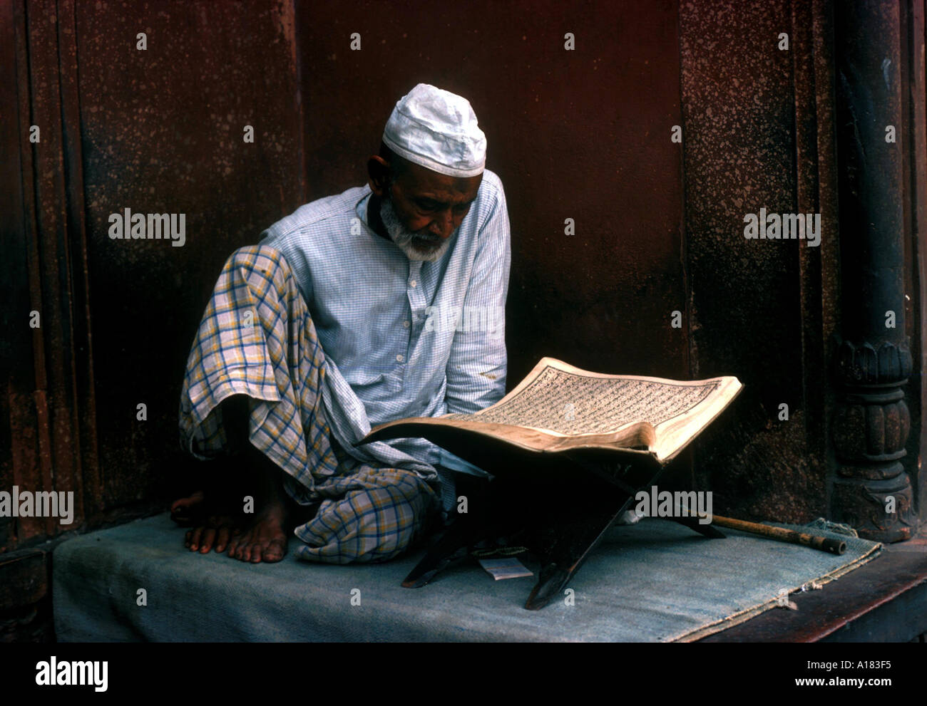 Mann saß lesen den Koran Freitag Moschee Delhi Indien S Sassoon Stockfoto