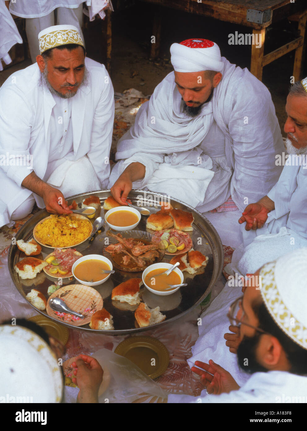 Shi Ite Moslems essen während ein religiöses Fest in Karachi Pakistan Asien N Blythe Stockfoto
