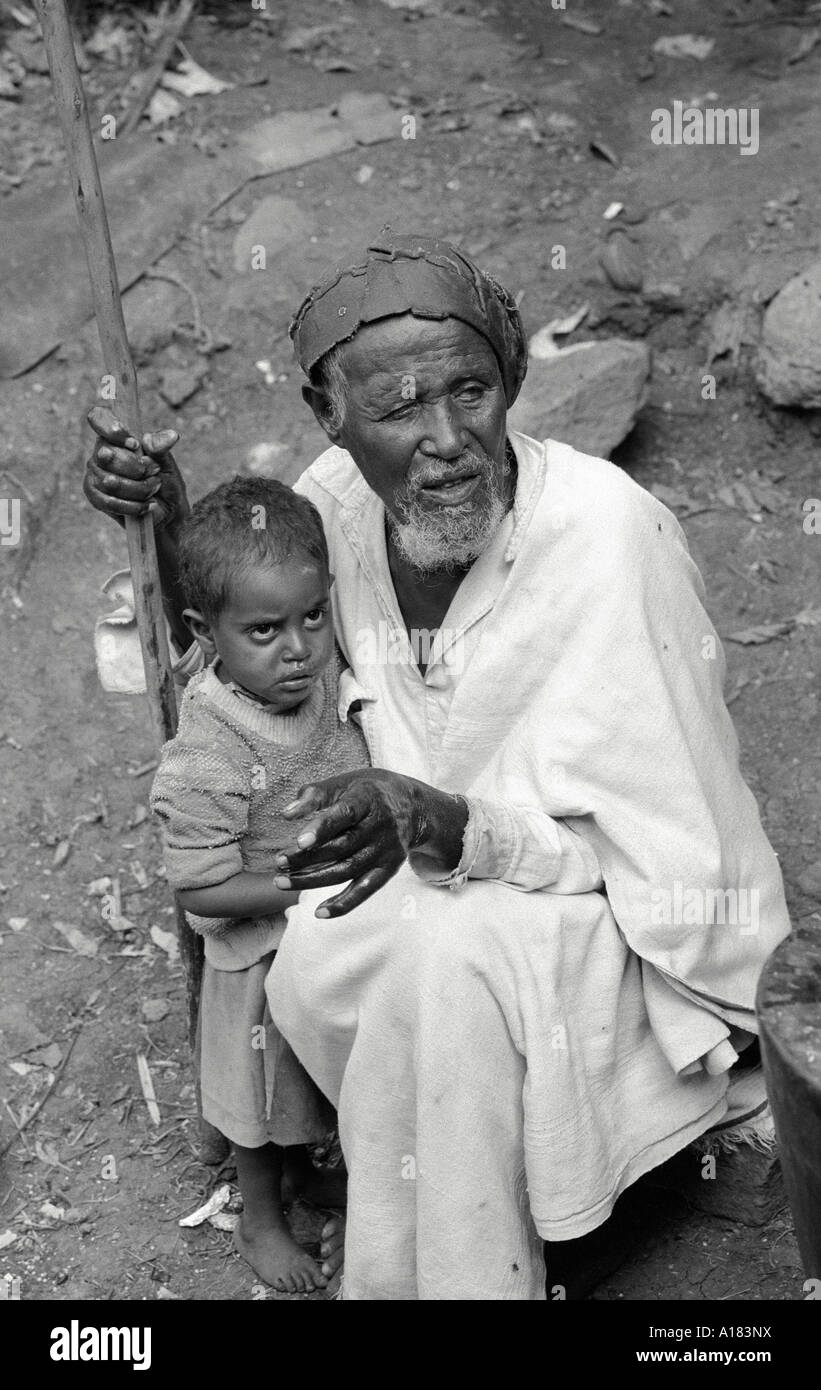 S/W-Porträt eines Großvaters und seiner Enkelin, die vor seinem Haus in den Slums von Addis Abeba, Äthiopien, Afrika, sitzen Stockfoto