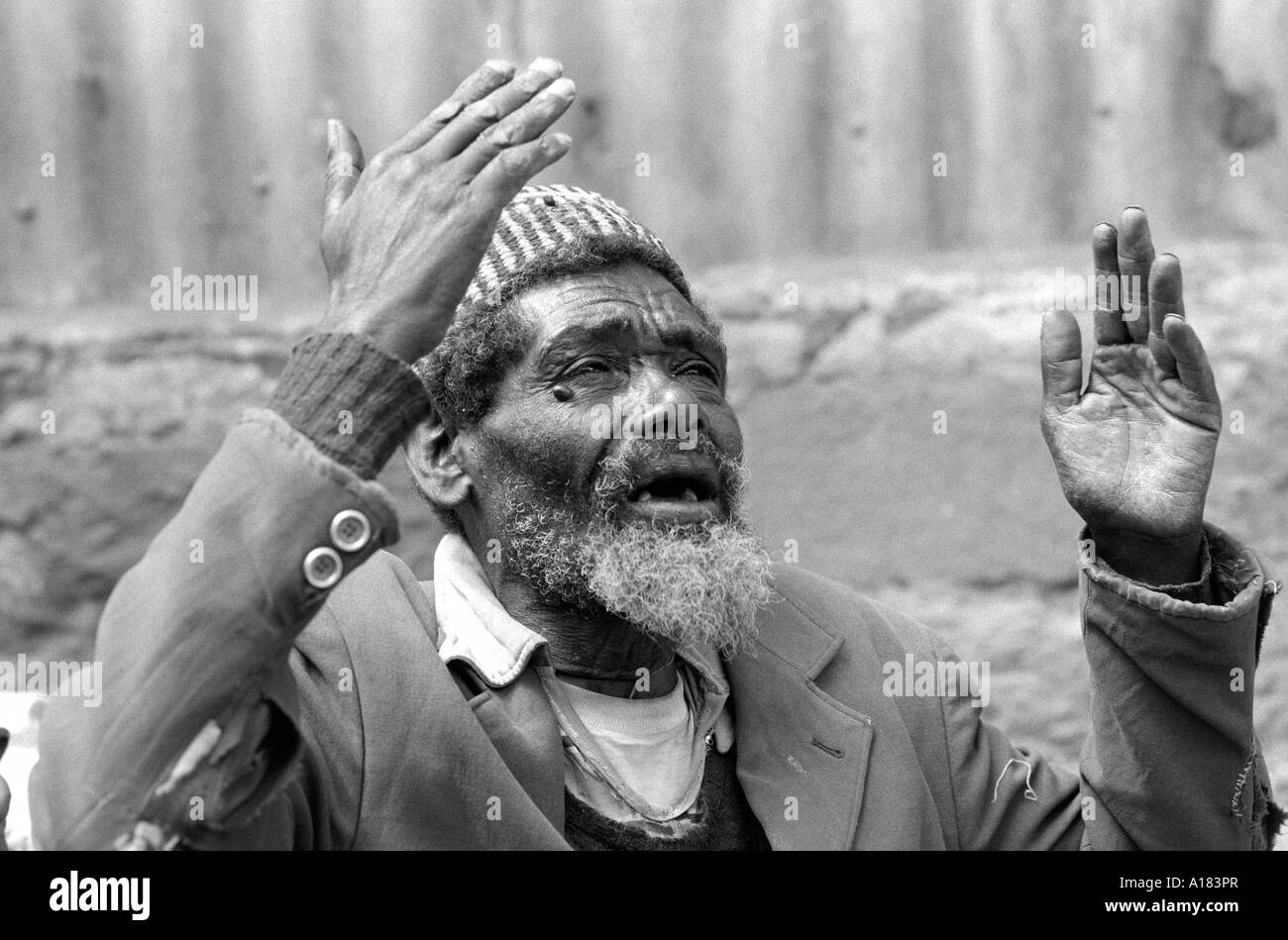 S/W eines mittellosen älteren Mannes, der sich über seine Lebensbedingungen in den Slums von Addis Abeba beschwert. Äthiopien, Afrika Stockfoto