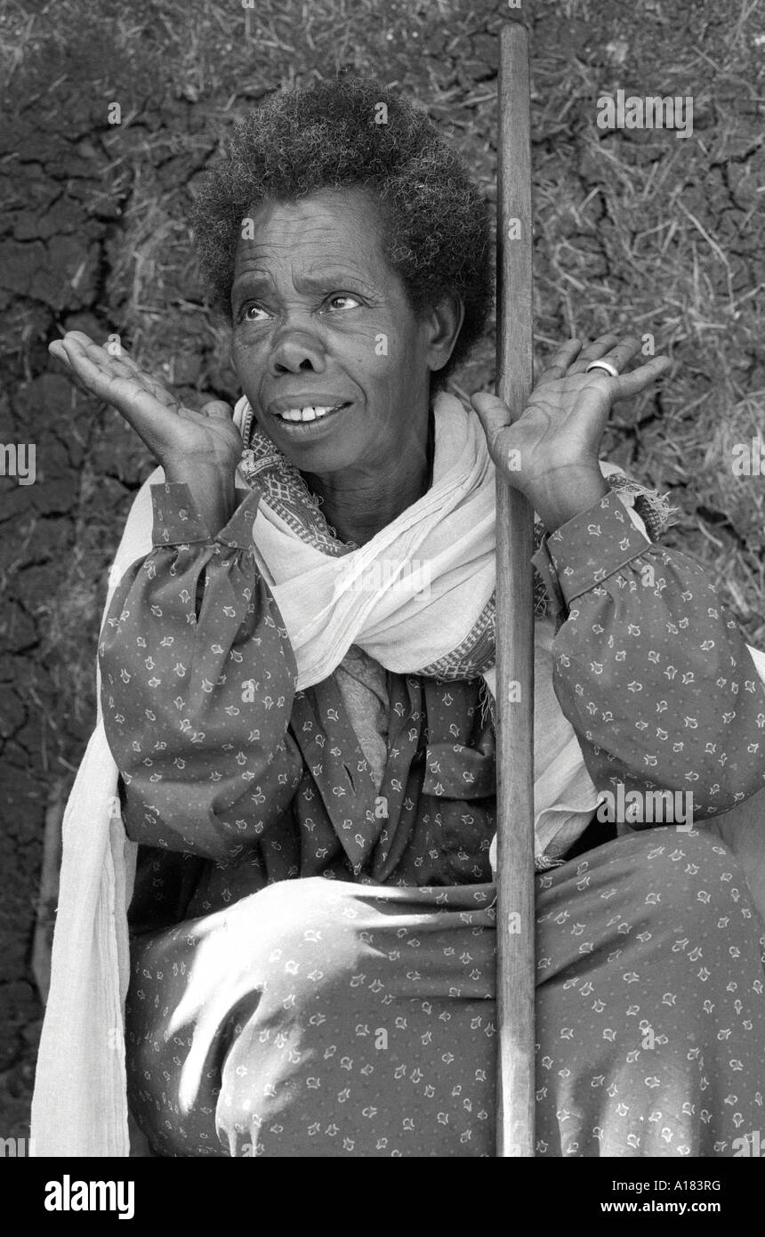 S/W-Porträt einer älteren Frau mit einem sympathischen Gesicht und ausdrucksstarken Händen, die in Addis Abeba, Äthiopien, auf Nahrungsmittelhilfe wartet Stockfoto