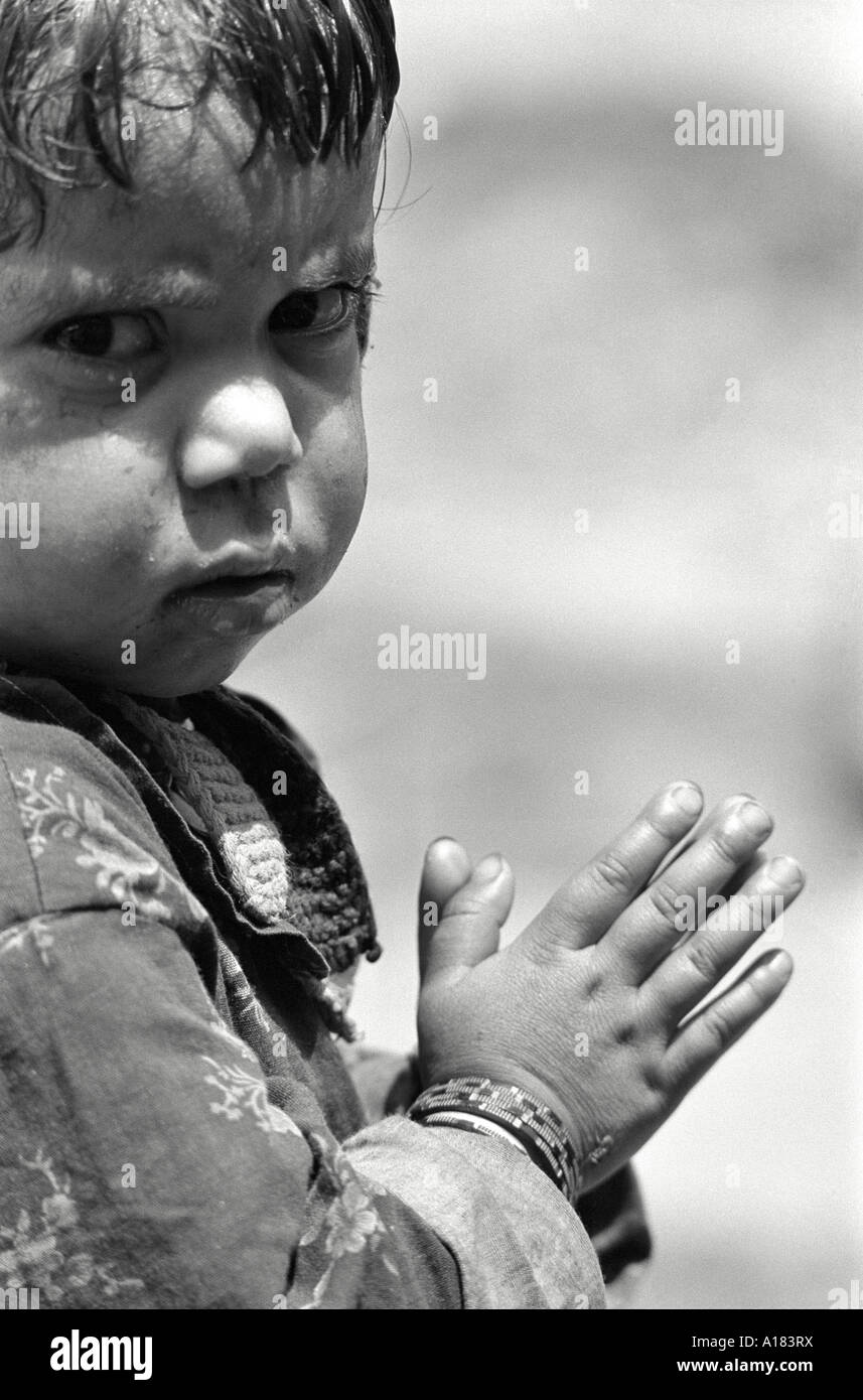 Nahaufnahme des Porträts eines jungen Kindes, das ihre gebeten auf einer Landschulversammlung sagt. Garhwal Himal, Indien Stockfoto
