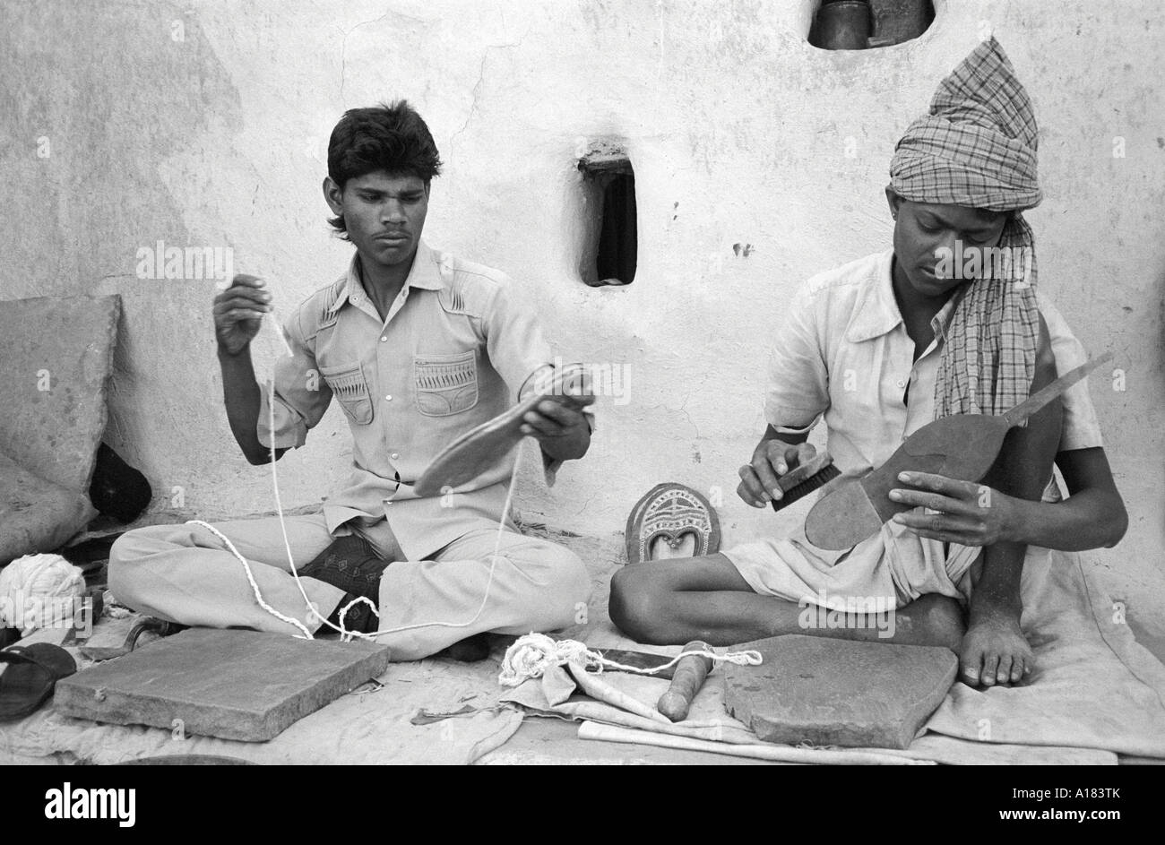S/W von zwei männlichen Lederschuhmachern in einer Werkstatt in Tilonia. Rajasthan, Indien Stockfoto