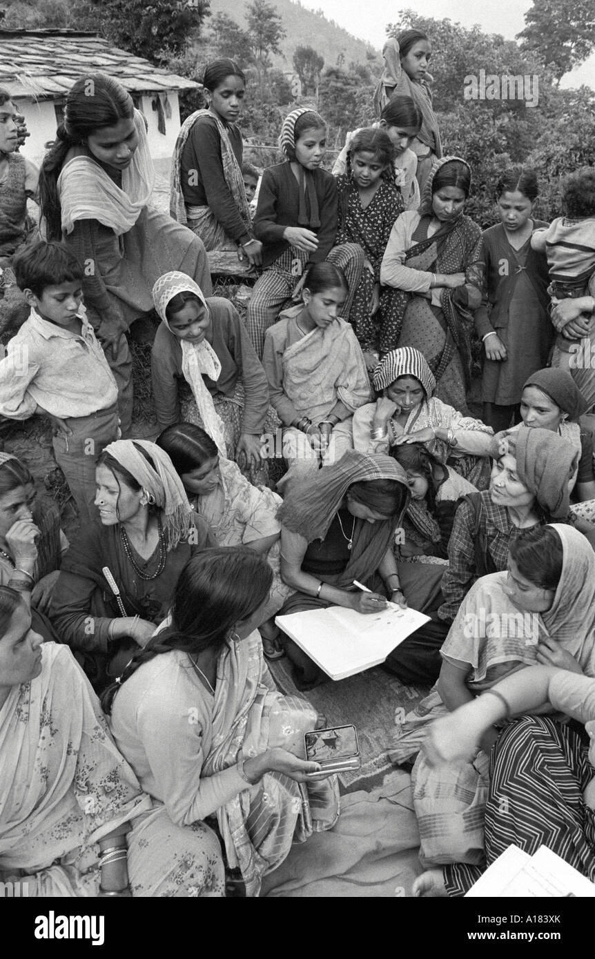 B/W einer Gruppe von Frauen in einer ländlichen Genossenschaft, an der kleine Unternehmen beteiligt sind, die ihre Konten überprüfen. Tehri Garhwal, N. Indien Stockfoto