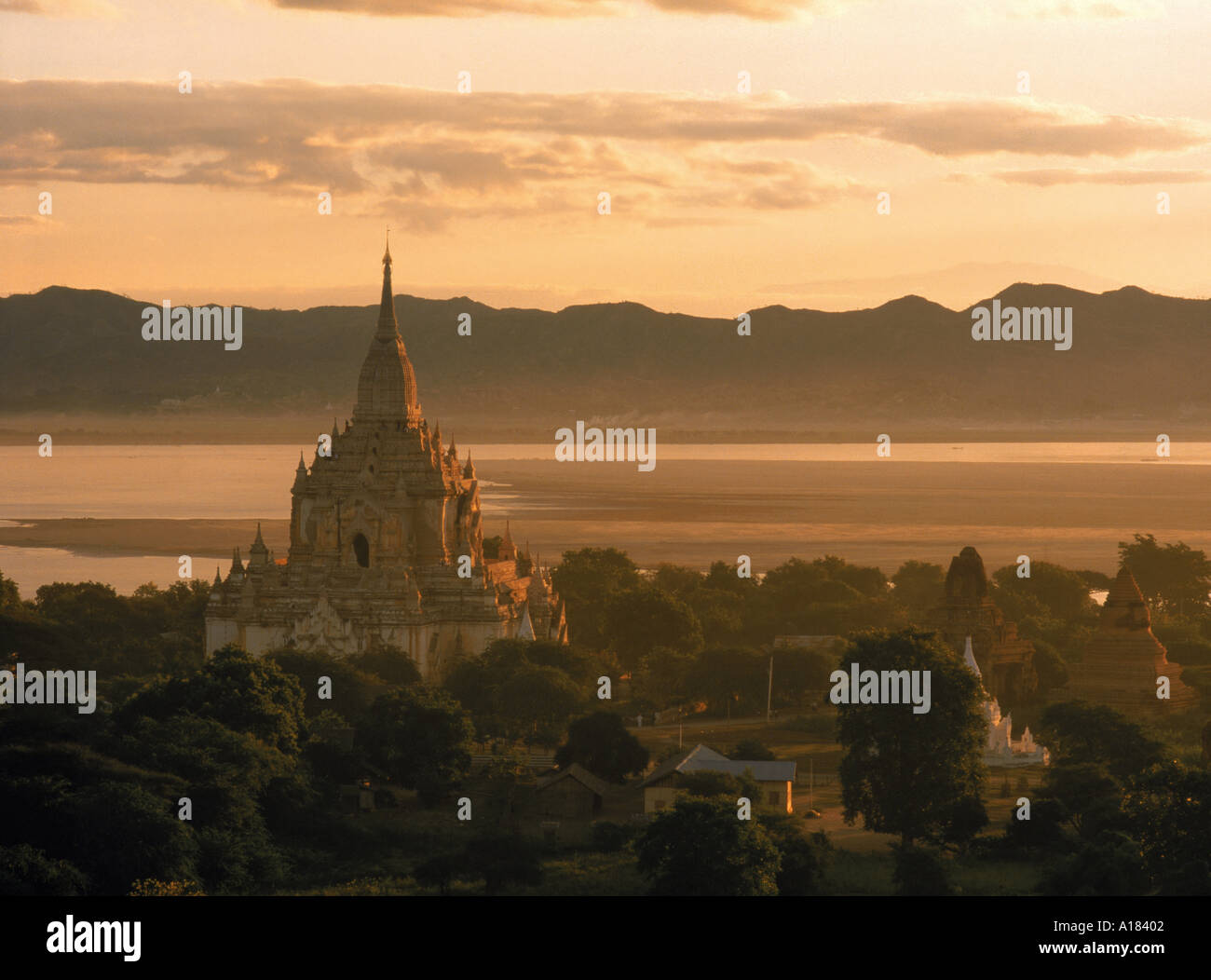 Luftaufnahme über die Gawdawpalin Pagode in der Dämmerung Abenddämmerung Bagan heidnischen Gebiet Myanmar Burma Asien N Blythe Stockfoto
