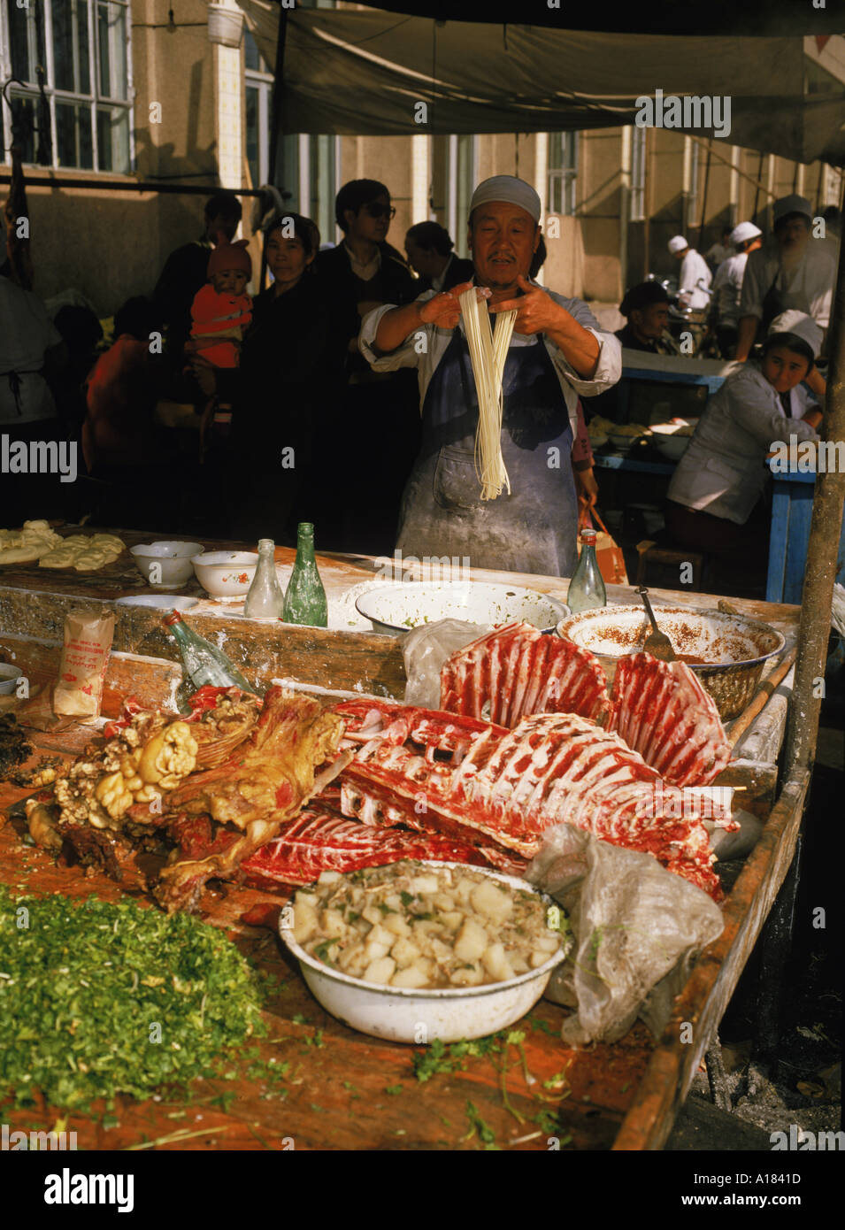 Die Küche ein Open-Air-Restaurant mit Essen auf der Anzeige in Urumqi in Xinjiang Provinz China N Blythe Stockfoto