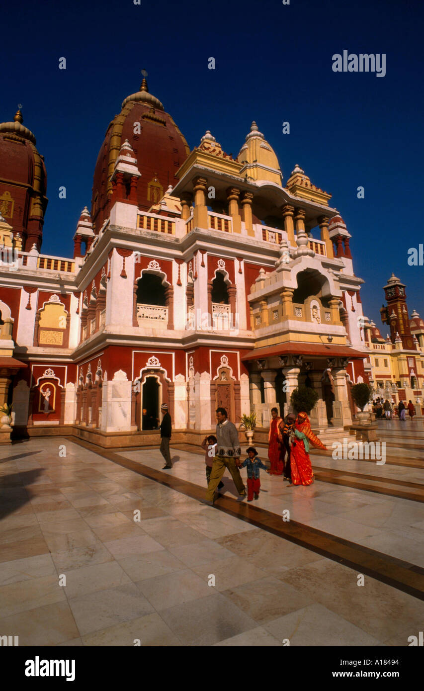 Familiengruppen außerhalb des Lakshimi Narayan Tempels der Hindu-Tempel der Göttin des Reichtums Delhi Indien Robert Harding Stockfoto