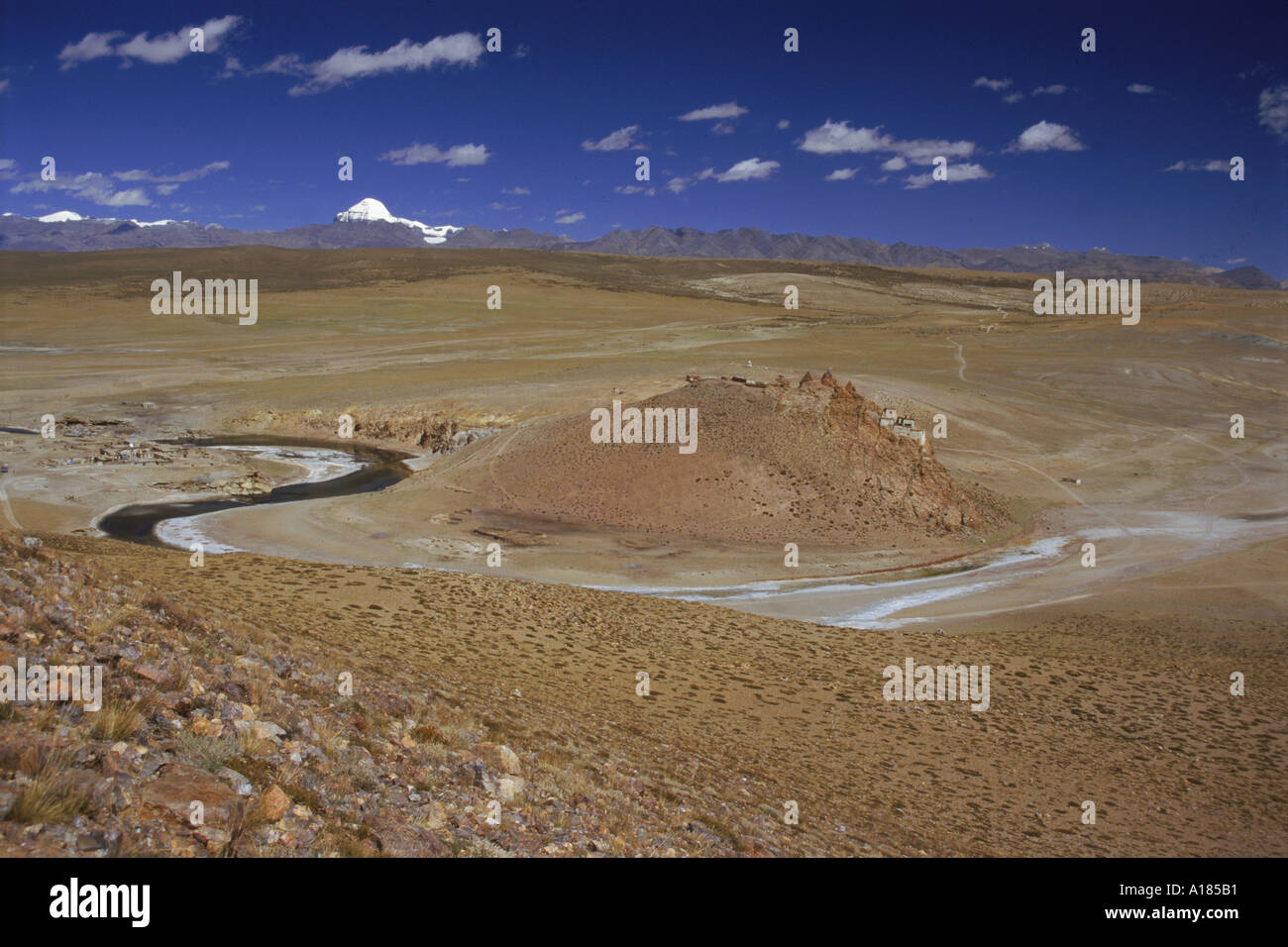 Landschaft mit Chiu Gompa neben See Manasarovar auf der Ebene von Barga mit Mount Kailash, Buddhisten und Hindus heilig Stockfoto