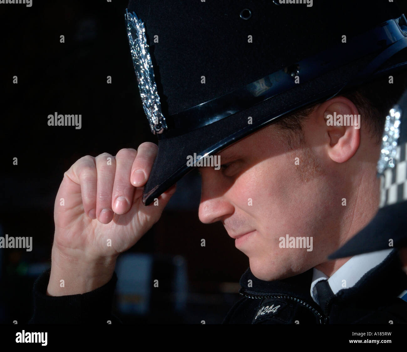 Britische Polizei Offizier von Hampshire Constabulary Helm im Dienst in der Öffentlichkeit Stockfoto