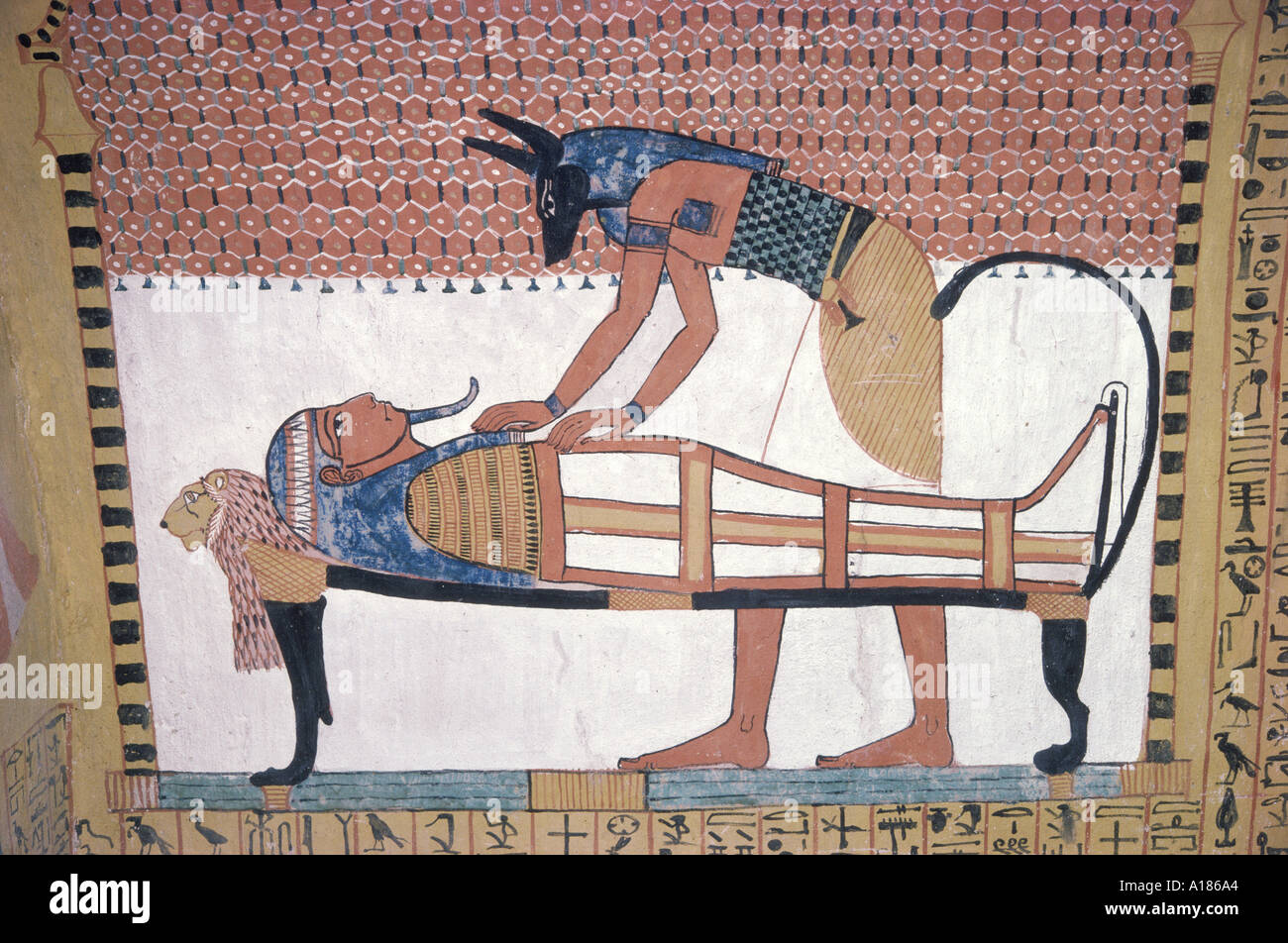 Wandbild zeigt den Gott Anubis, beugte sich über die Mumie von Ramses II in das Grab Sinjin des Chef Künstlers nach Ramses II Deir el Medina Stockfoto