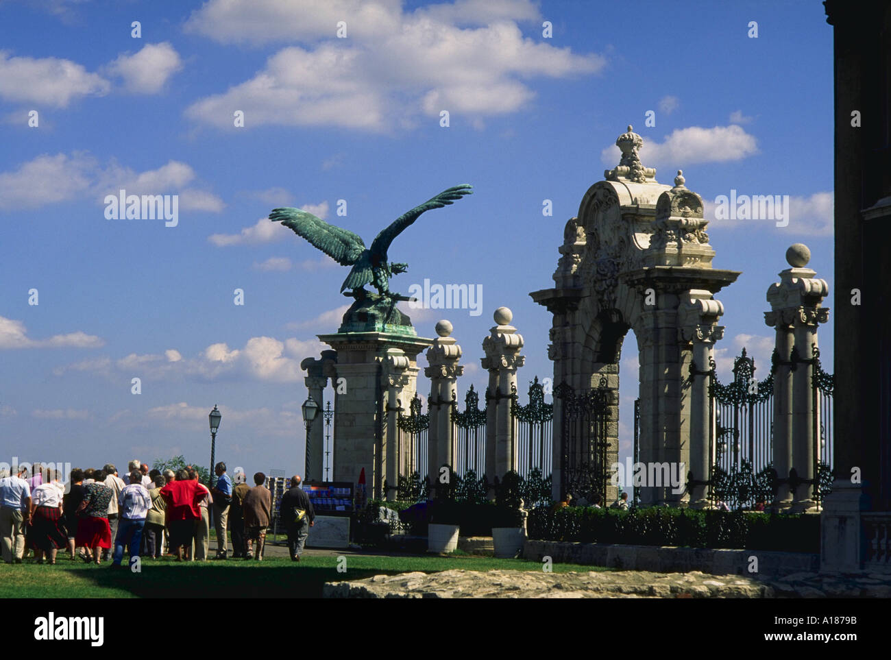 Reisegruppe vor os Tor zum königlichen Palast in Budapest Ungarn Stockfoto