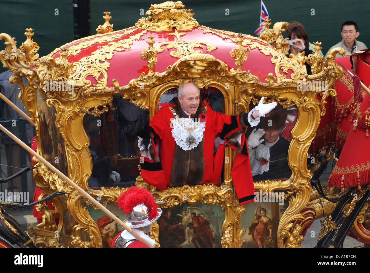 Der Lord Mayor der City of London grüßt Zuschauer aus der 250 Jahre alten State Coach während der jährlichen Oberbürgermeister s Show Stockfoto